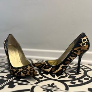 Leopard print GUESSS pumps